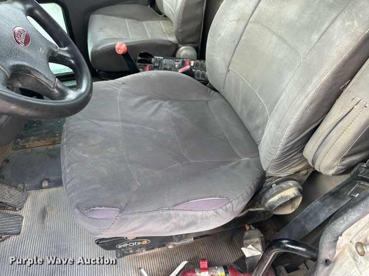 image for item DW5081 2014 Peterbilt 365 ready mix truck