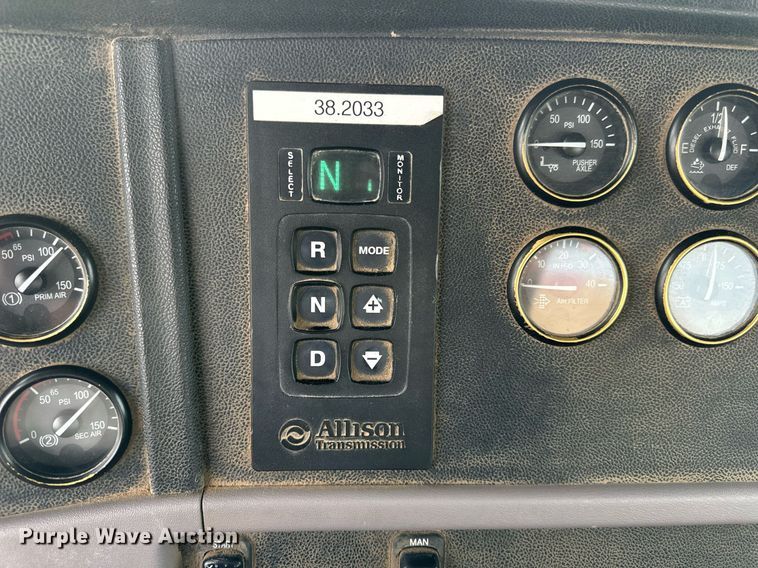 image for item DW5081 2014 Peterbilt 365 ready mix truck