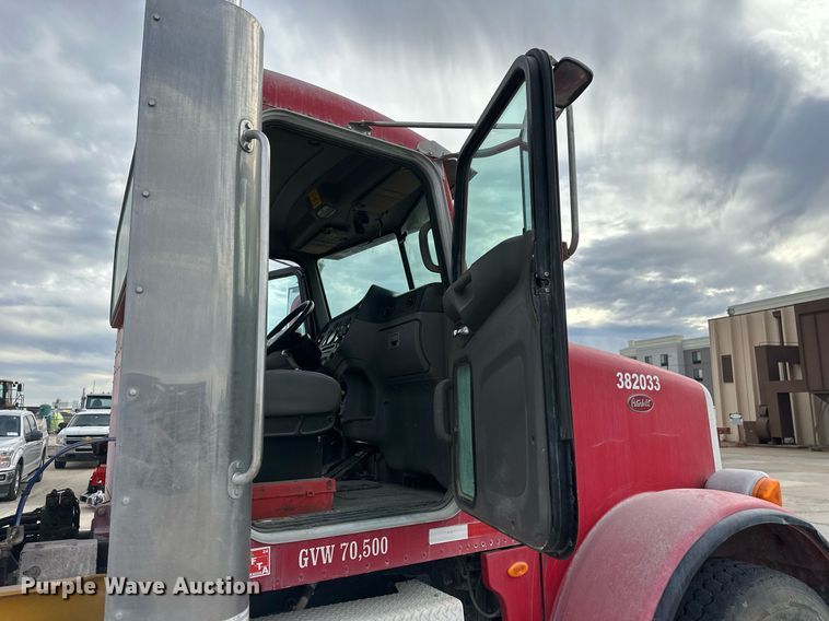 image for item DW5081 2014 Peterbilt 365 ready mix truck