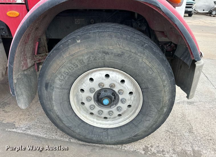 image for item DW5081 2014 Peterbilt 365 ready mix truck