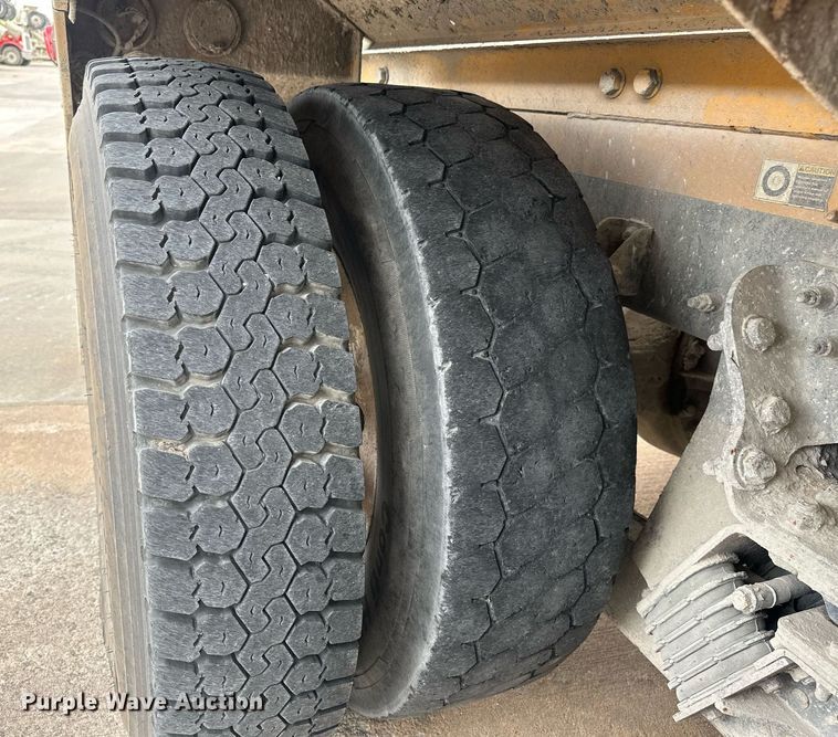 image for item DW5081 2014 Peterbilt 365 ready mix truck