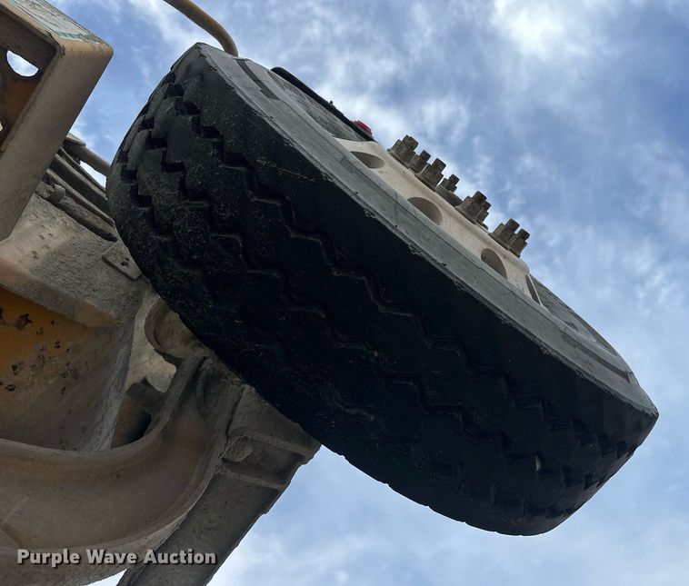 image for item DW5081 2014 Peterbilt 365 ready mix truck