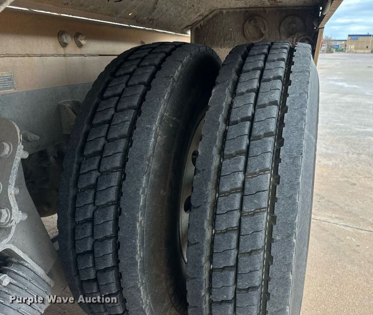 image for item DW5081 2014 Peterbilt 365 ready mix truck