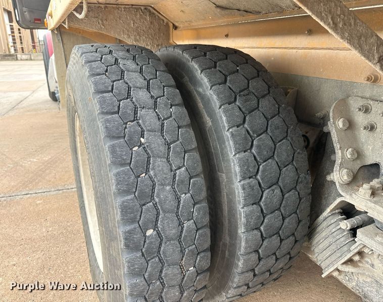 image for item DW5081 2014 Peterbilt 365 ready mix truck