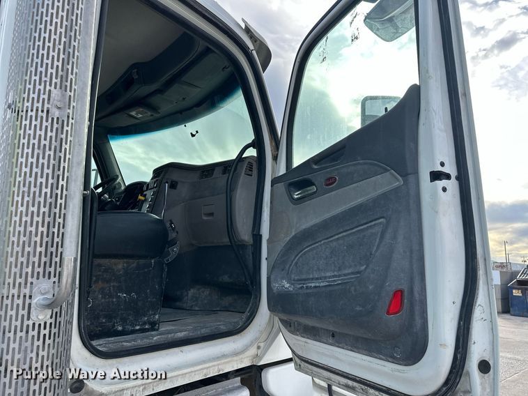 image for item DW5082 2017 Peterbilt 567 ready mix truck