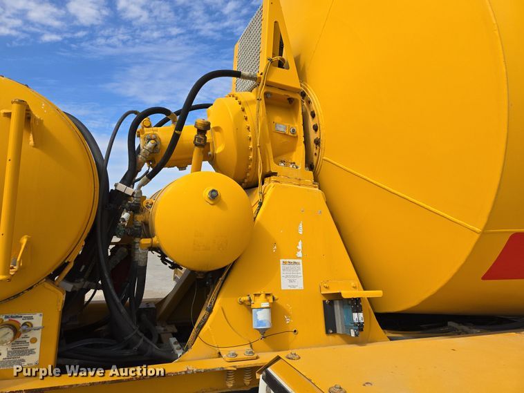 image for item DW5083 2014 Peterbilt 365 ready mix truck