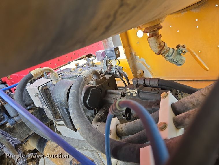 image for item DW5083 2014 Peterbilt 365 ready mix truck