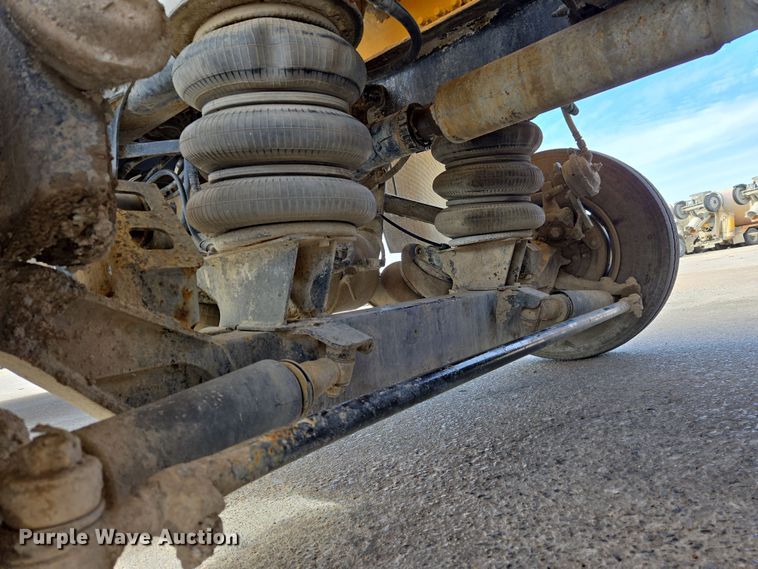 image for item DW5083 2014 Peterbilt 365 ready mix truck