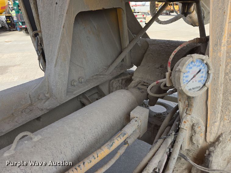 image for item DW5083 2014 Peterbilt 365 ready mix truck