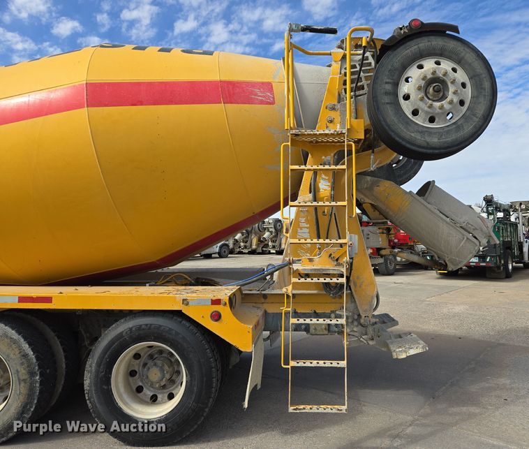 image for item DW5083 2014 Peterbilt 365 ready mix truck