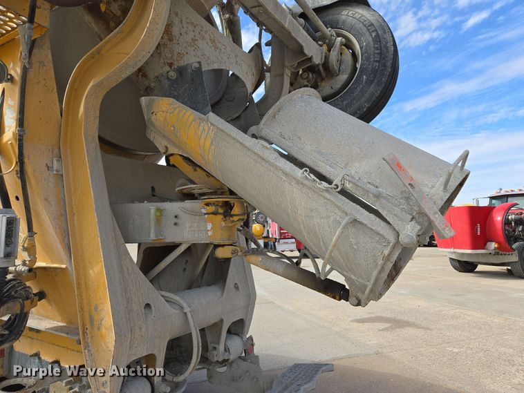 image for item DW5083 2014 Peterbilt 365 ready mix truck