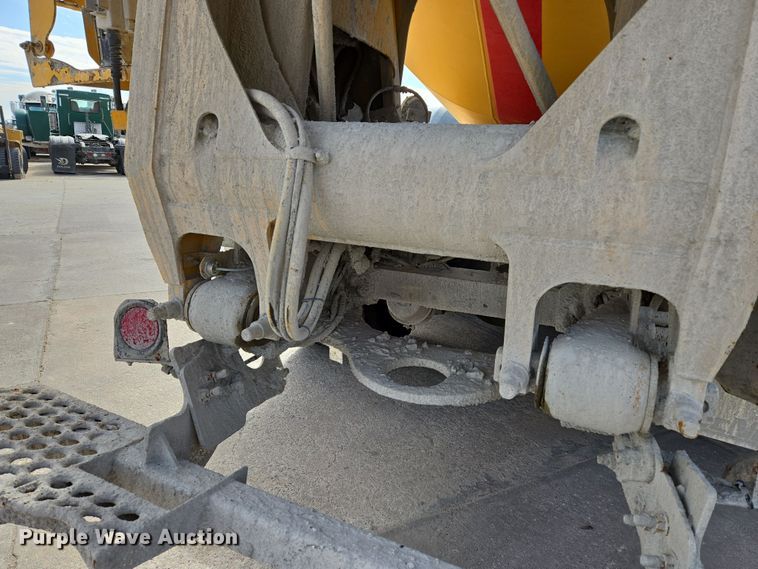 image for item DW5083 2014 Peterbilt 365 ready mix truck