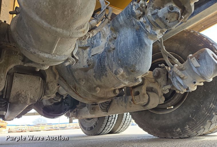 image for item DW5083 2014 Peterbilt 365 ready mix truck