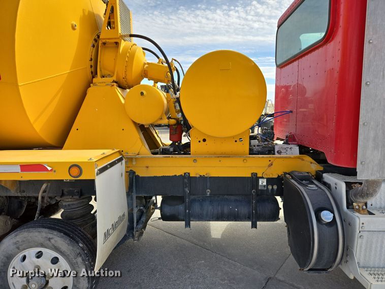 image for item DW5083 2014 Peterbilt 365 ready mix truck