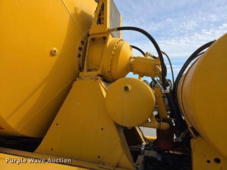 image for item DW5083 2014 Peterbilt 365 ready mix truck