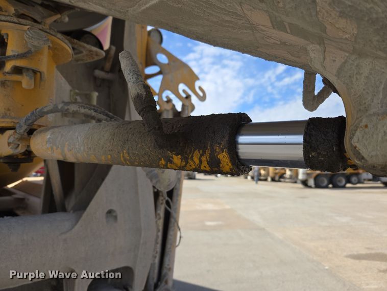 image for item DW5083 2014 Peterbilt 365 ready mix truck