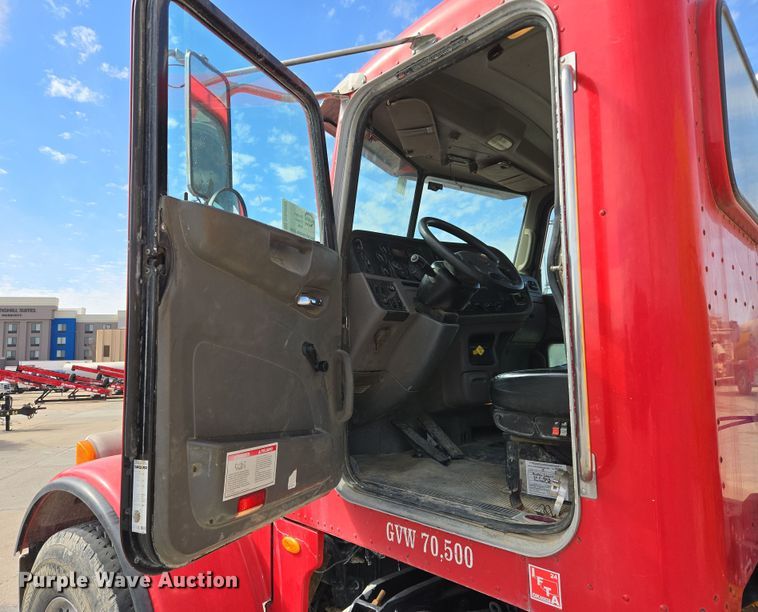 image for item DW5083 2014 Peterbilt 365 ready mix truck