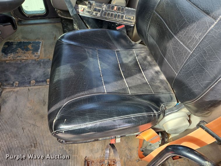 image for item DW5083 2014 Peterbilt 365 ready mix truck