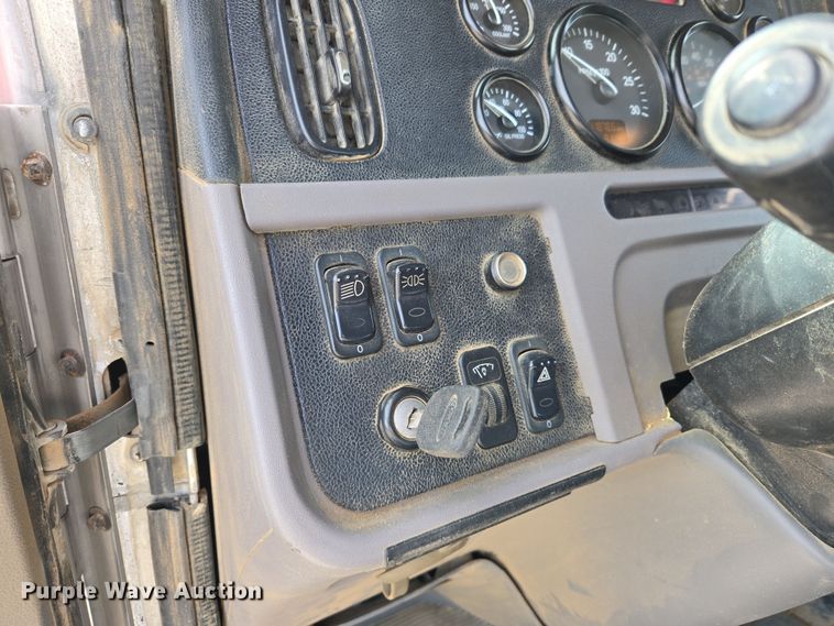 image for item DW5083 2014 Peterbilt 365 ready mix truck