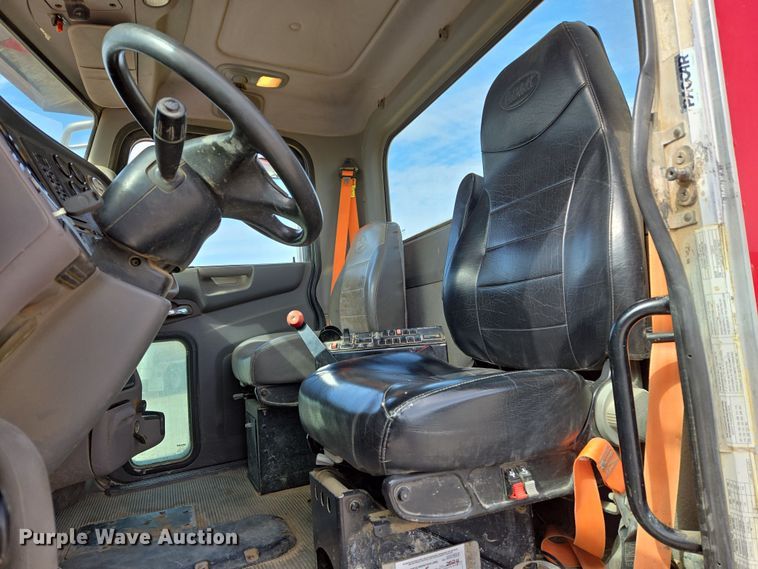 image for item DW5083 2014 Peterbilt 365 ready mix truck