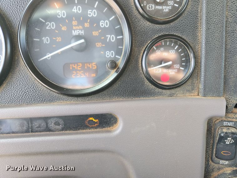 image for item DW5083 2014 Peterbilt 365 ready mix truck