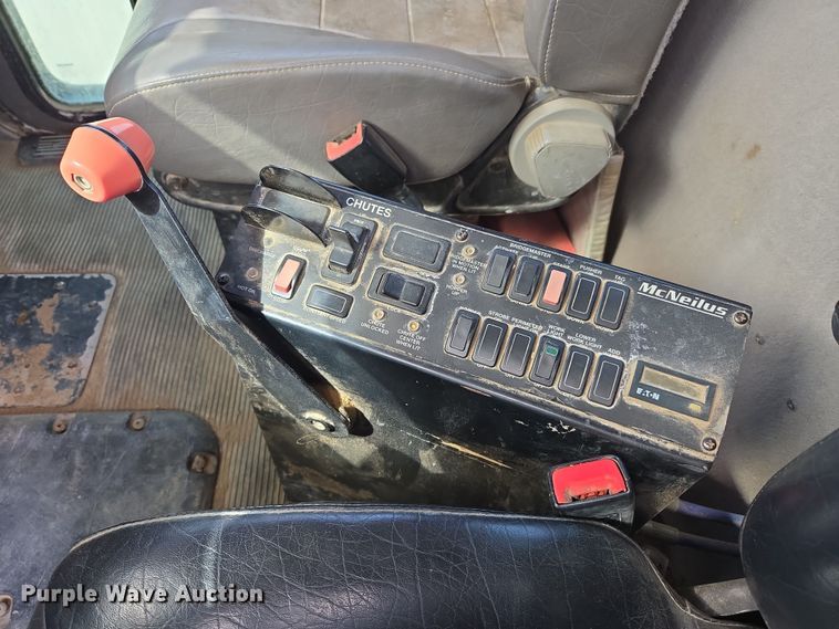 image for item DW5083 2014 Peterbilt 365 ready mix truck