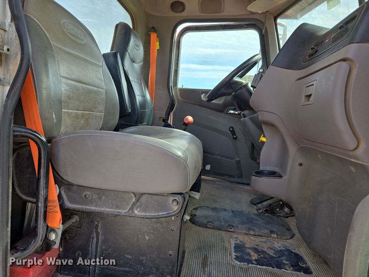 image for item DW5083 2014 Peterbilt 365 ready mix truck