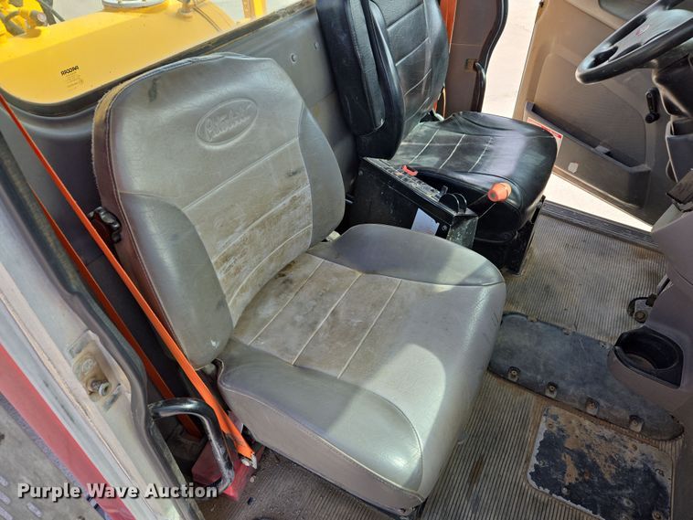 image for item DW5083 2014 Peterbilt 365 ready mix truck