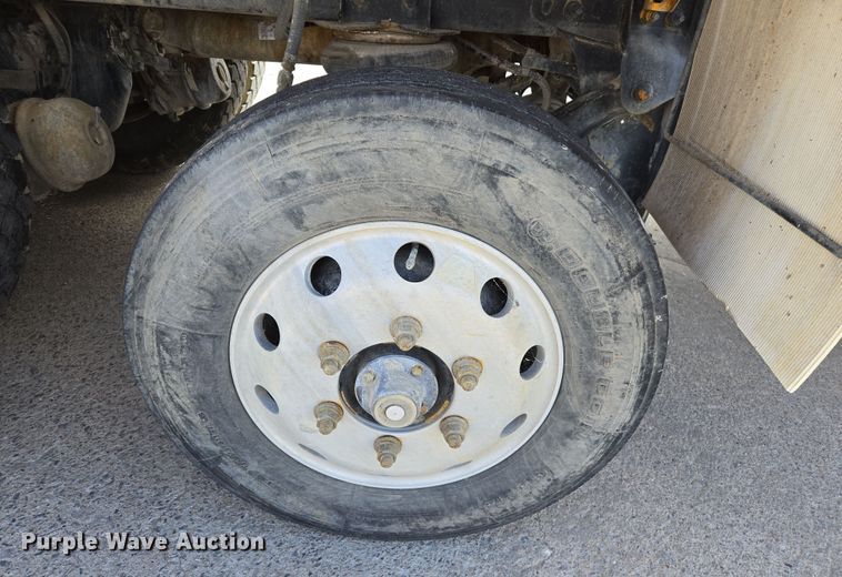 image for item DW5083 2014 Peterbilt 365 ready mix truck