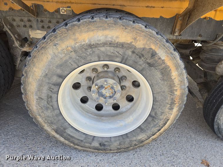 image for item DW5083 2014 Peterbilt 365 ready mix truck