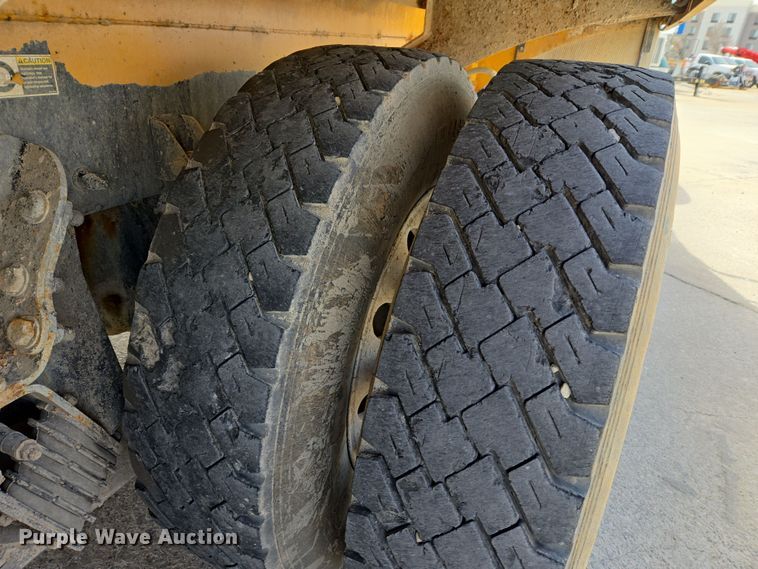 image for item DW5083 2014 Peterbilt 365 ready mix truck