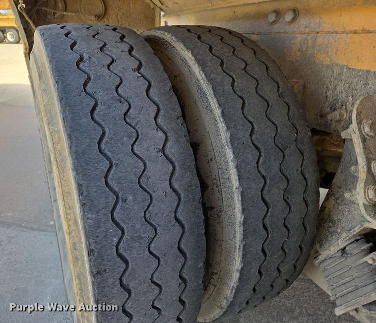 image for item DW5083 2014 Peterbilt 365 ready mix truck