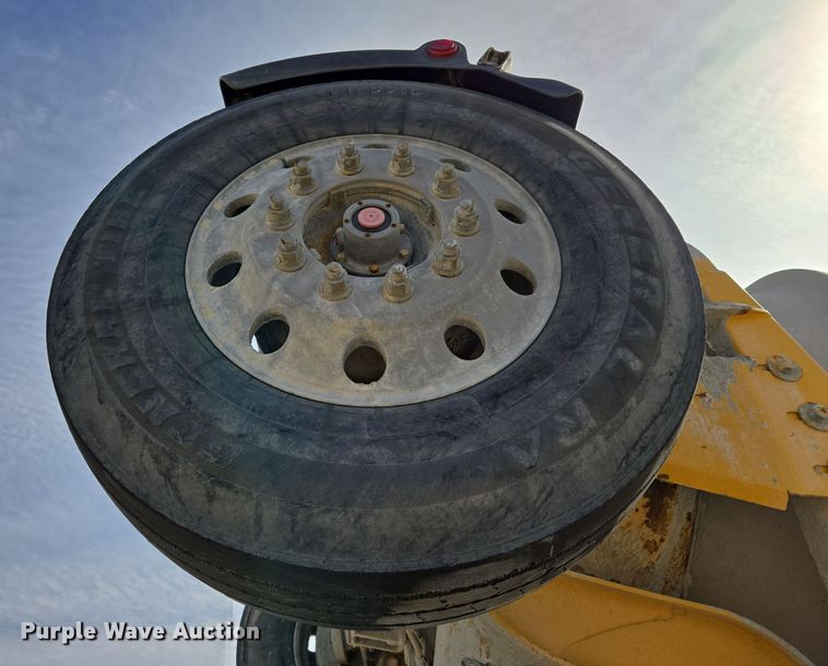 image for item DW5083 2014 Peterbilt 365 ready mix truck