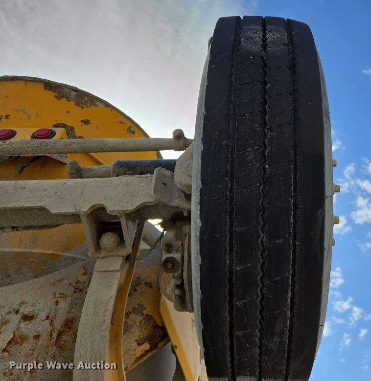 image for item DW5083 2014 Peterbilt 365 ready mix truck