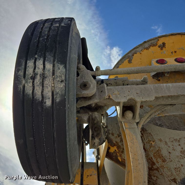 image for item DW5083 2014 Peterbilt 365 ready mix truck