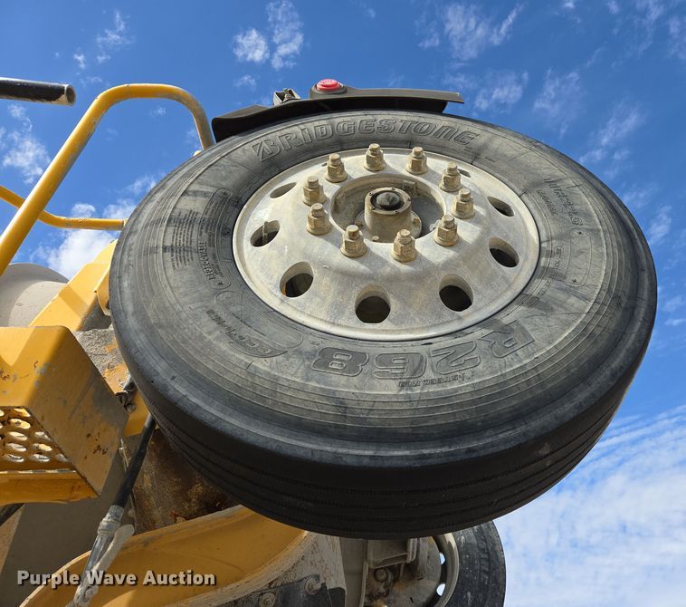 image for item DW5083 2014 Peterbilt 365 ready mix truck