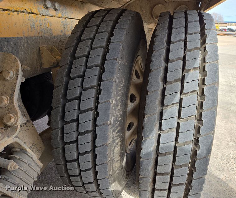 image for item DW5083 2014 Peterbilt 365 ready mix truck