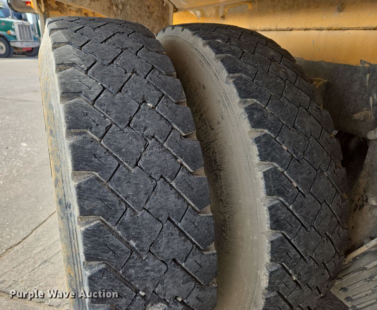 image for item DW5083 2014 Peterbilt 365 ready mix truck