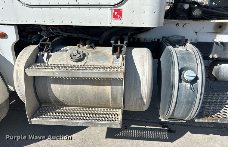 image for item DW5089 2015 Peterbilt 365 ready mix truck