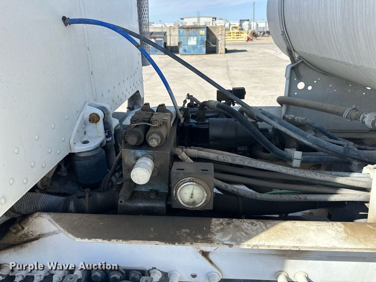 image for item DW5089 2015 Peterbilt 365 ready mix truck