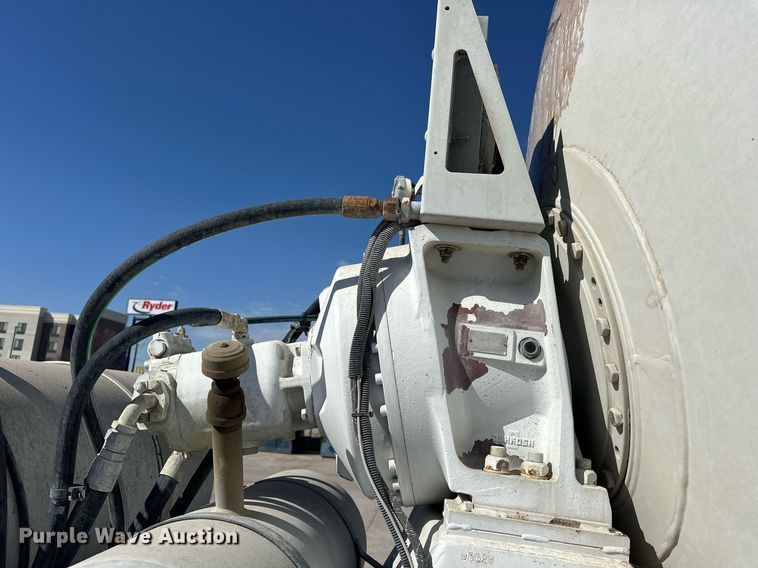 image for item DW5089 2015 Peterbilt 365 ready mix truck