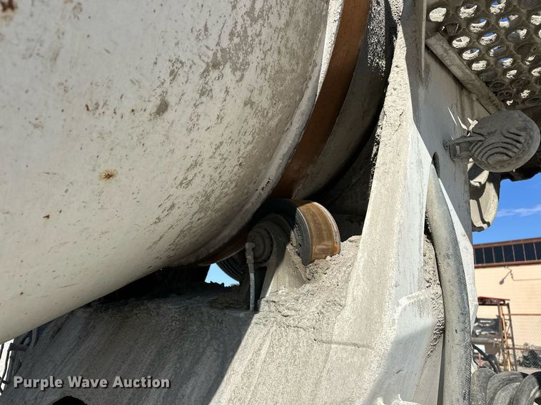 image for item DW5089 2015 Peterbilt 365 ready mix truck