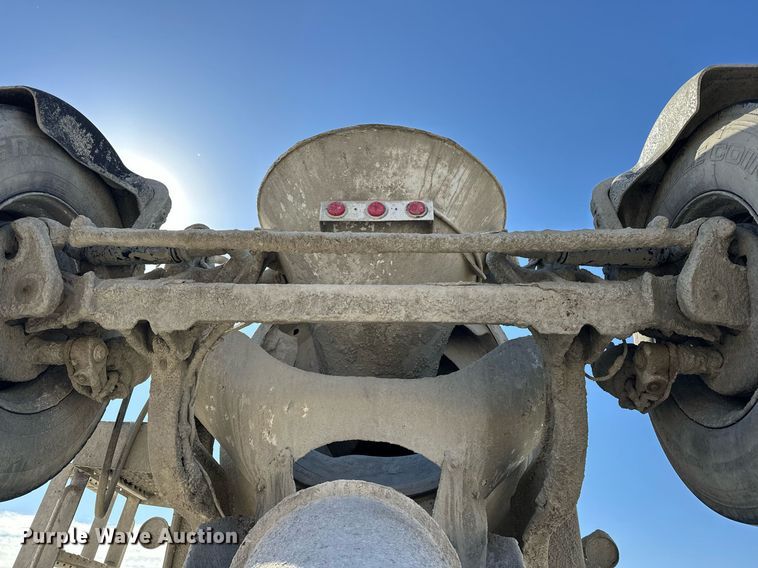 image for item DW5089 2015 Peterbilt 365 ready mix truck