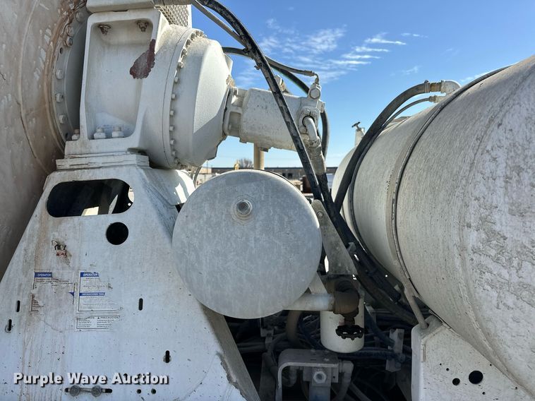 image for item DW5089 2015 Peterbilt 365 ready mix truck