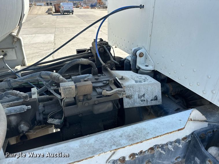 image for item DW5089 2015 Peterbilt 365 ready mix truck