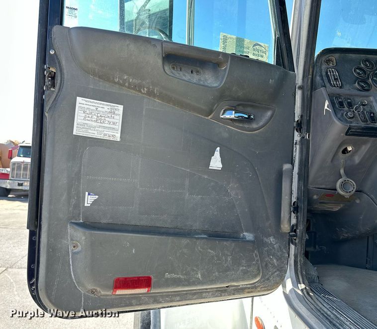 image for item DW5089 2015 Peterbilt 365 ready mix truck