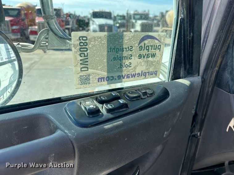 image for item DW5089 2015 Peterbilt 365 ready mix truck