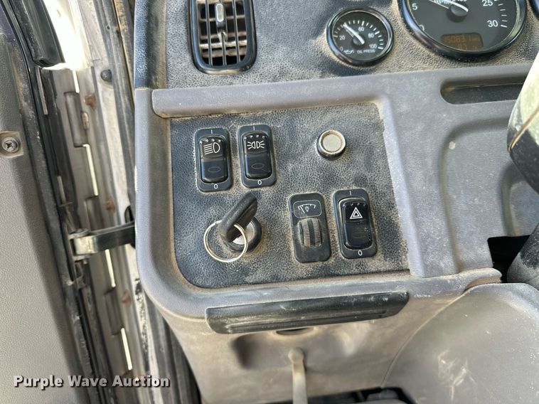 image for item DW5089 2015 Peterbilt 365 ready mix truck