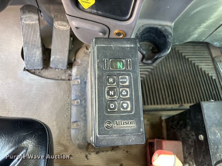 image for item DW5089 2015 Peterbilt 365 ready mix truck