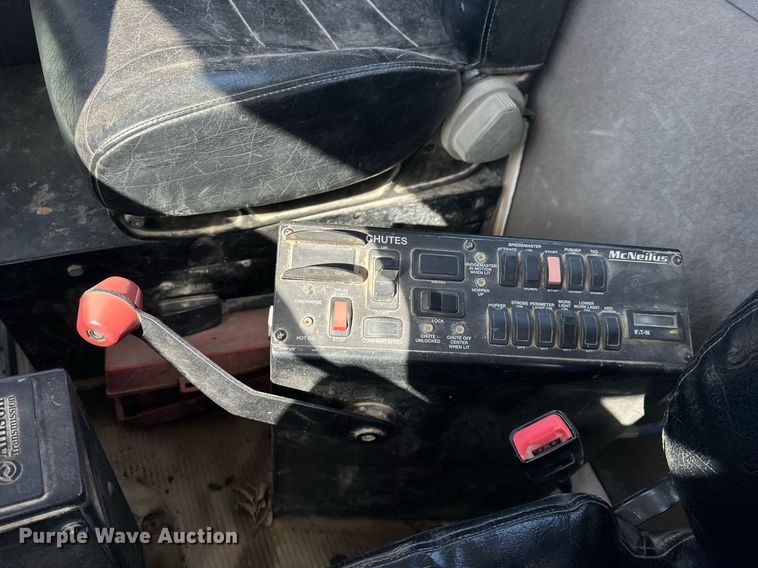 image for item DW5089 2015 Peterbilt 365 ready mix truck